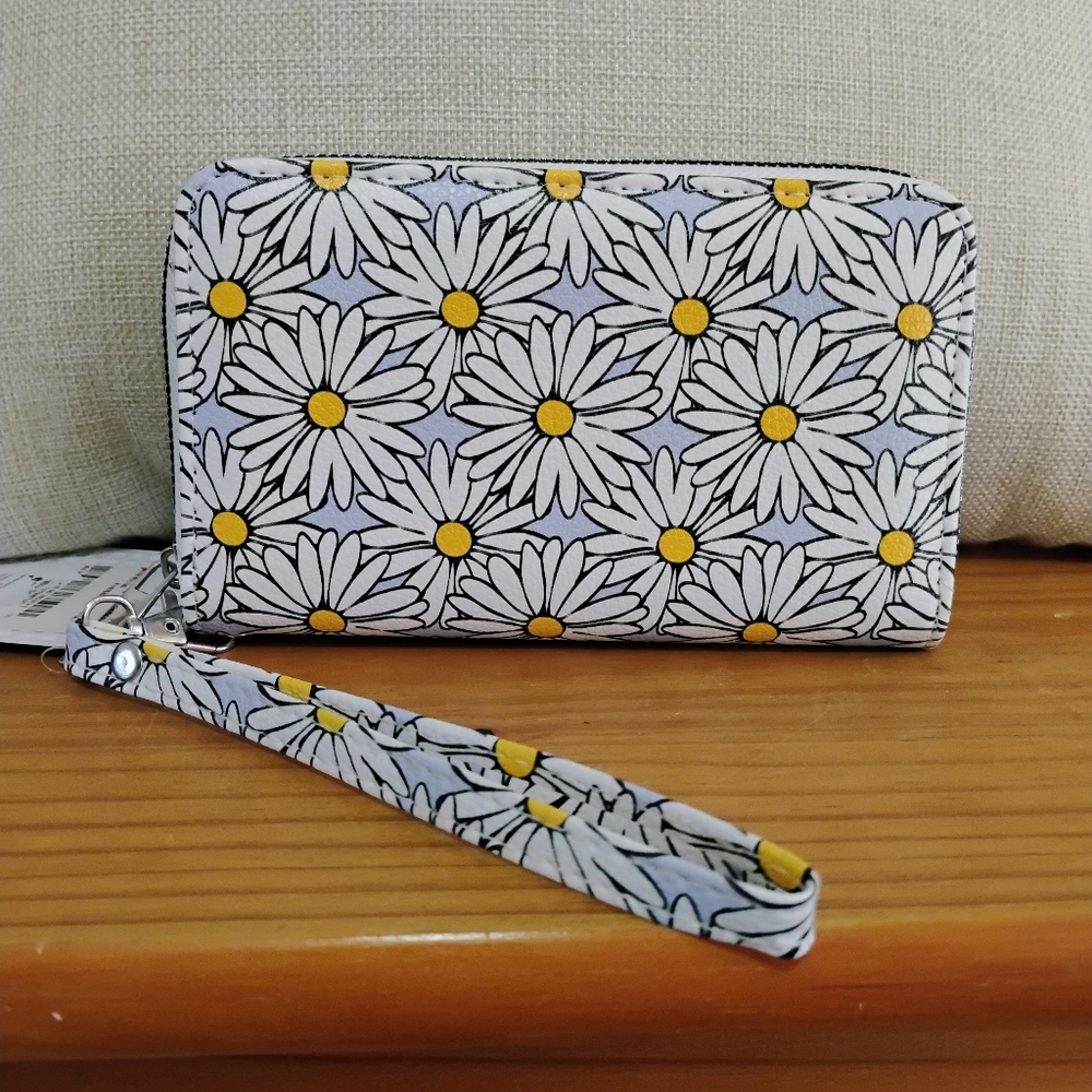 Daisy Pattern Wristlet Clutch - White and Yellow New With Tags